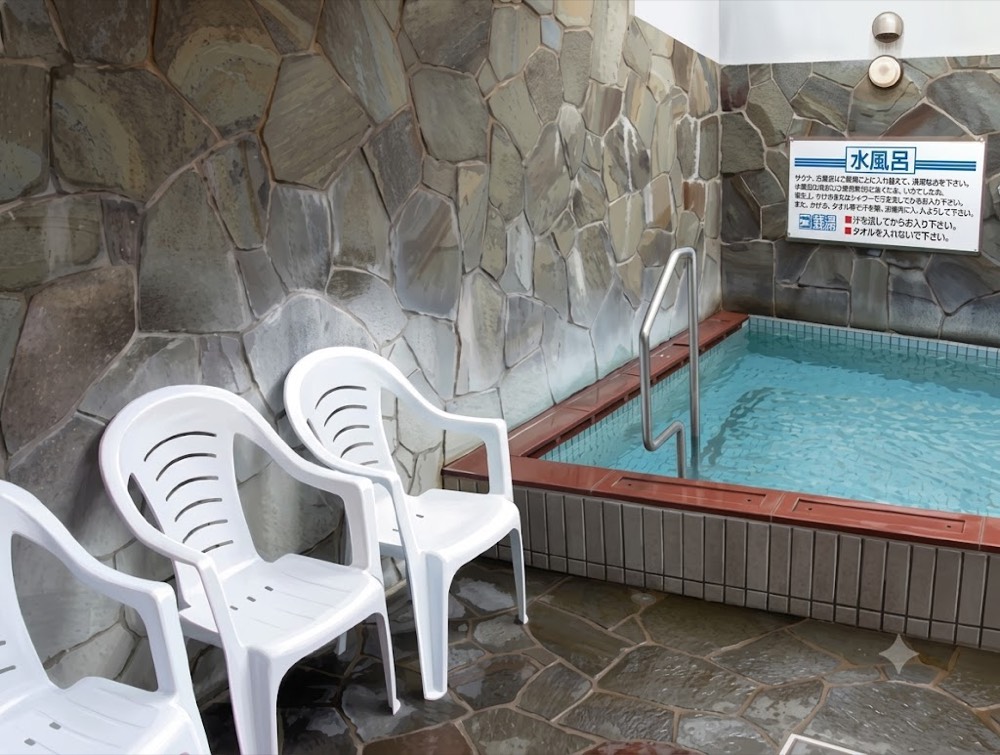 草加健康センター 水風呂と外気浴チェア
