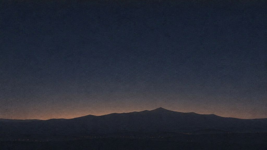 観音山から見た日没後の山の稜線とふもとの街の灯り